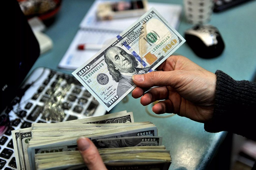 الدولار الأمريكي في أعلى مستوى له منذ 20 عاما